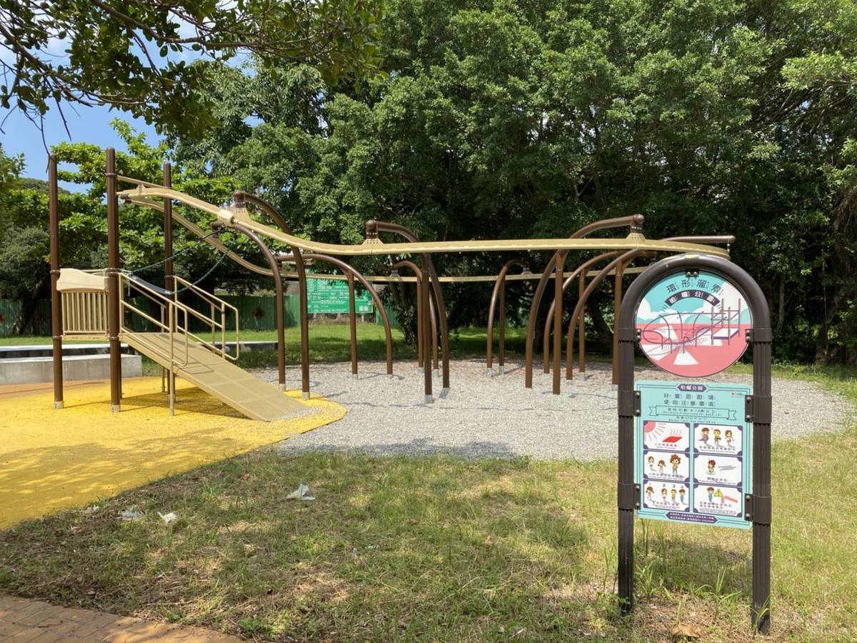 中正河濱公園兒童遊戲場擁有全臺第一座的「環形」滑軌，體驗宛如雲霄飛車的快感