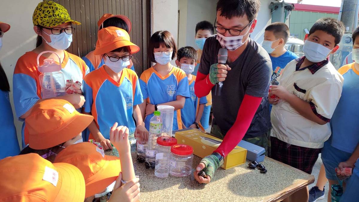 嘉義縣東石國小05

嘉義縣東石國民小學在「109學年度視力保健績優學校遴選」當中榮獲全國特優。學校大力推行戶外活動、教室淨空，設置健促走廊，將視力保健知識融入環境，提供每個班級足夠的運動器材，讓孩子們下課都樂於走出教室運動，學校也建立各式體育社團，像是籃球社、足球社、直排輪社等等。
因臨近大海，景色優美，特產豐富，學校會結合周邊環境規劃山野教育活動。此外，為了讓孩子們在遠距離上課期間，也能夠落實規律用眼3010，要求老師將課程時長控制在20～25分鐘，給予孩子充足的休息時間，就是這樣教育結合多樣戶外活動，讓東石國小的孩子不僅從小就建立良好的護眼觀念，也能帶著健康的「靈魂之窗」茁壯成長。

採訪：嘉義縣東石國民小學 葉佳榔  校長