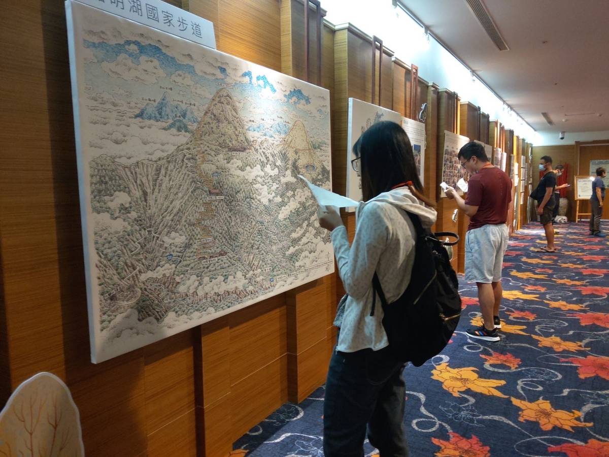 現場有嘉明湖國家步道登山展