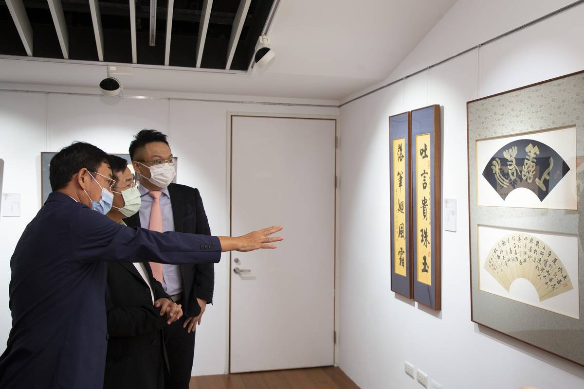 藝術家黃國書立委（左）向教育部長潘文忠（中）介紹作品創作理念