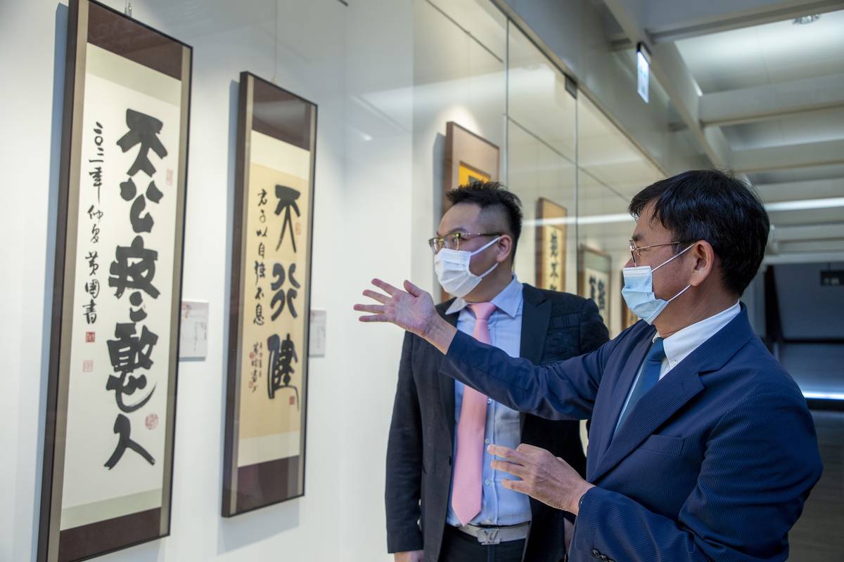 藝術家黃國書立委（右）及策展人葉國新介紹作品「天公疼憨人」的風格呈現