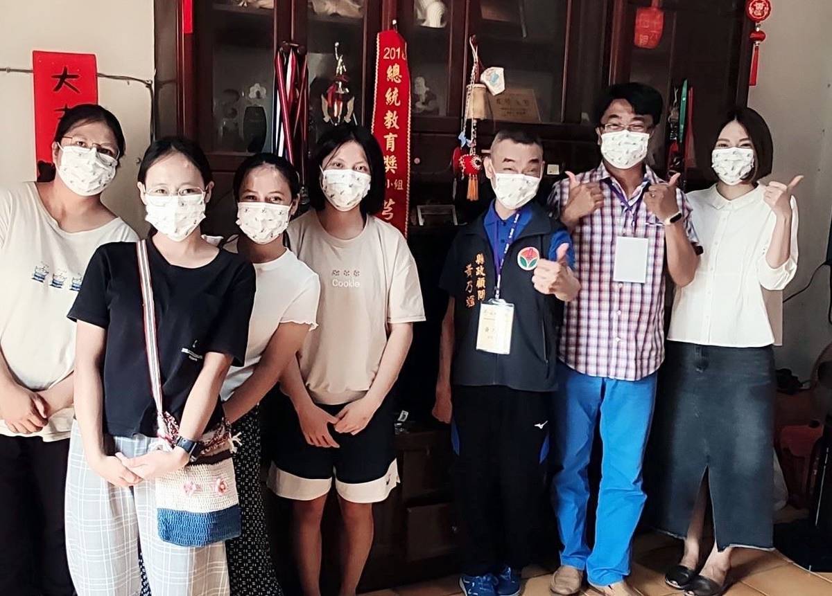 訪視團隊拜訪前總統教育獎得主芎昱竹（圖片來源：苗栗縣教育處）