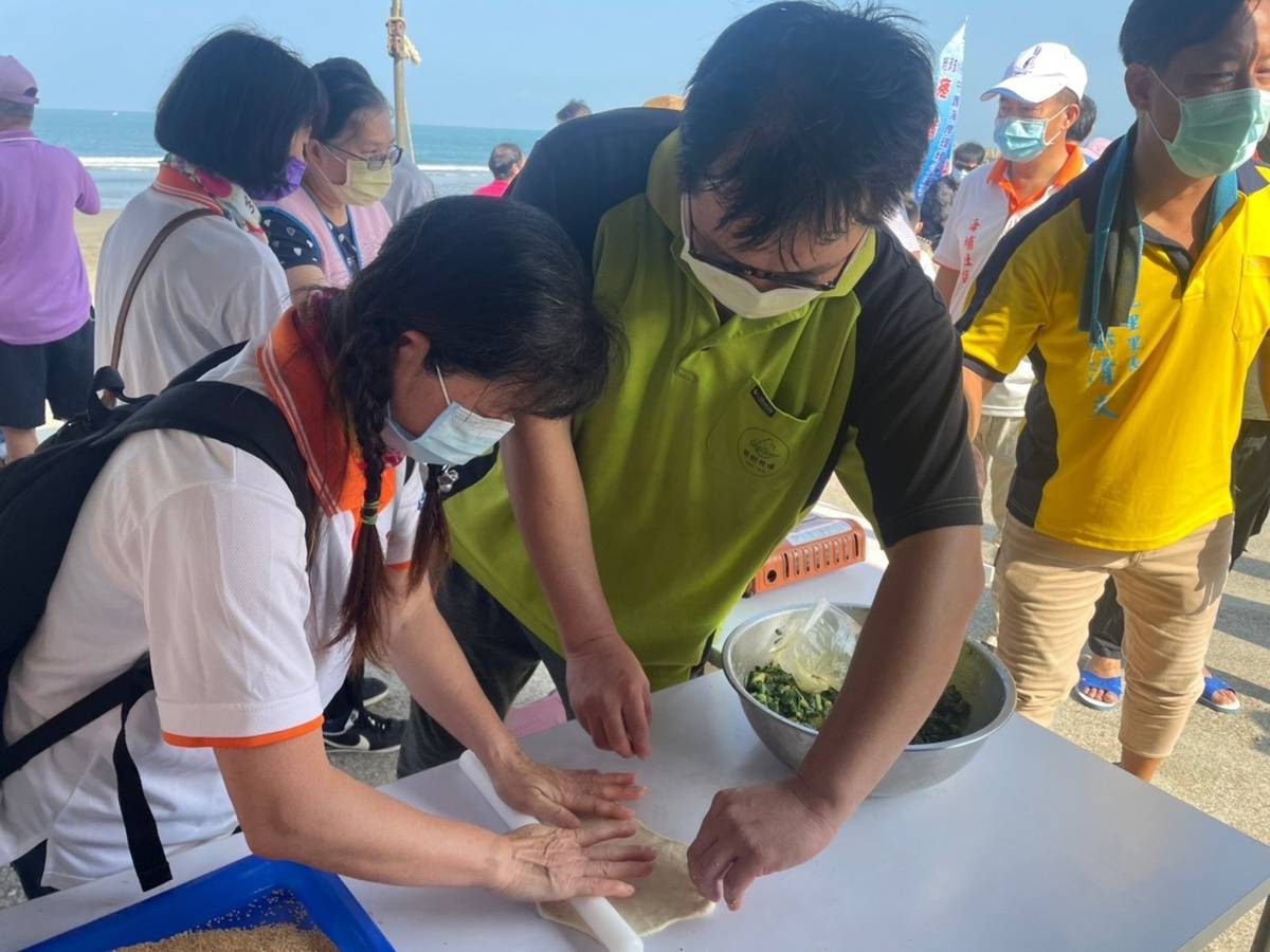 在地青農提供健康蔬果作為食材，由社區長輩進行麵包製作，讓大家吃的安心又健康