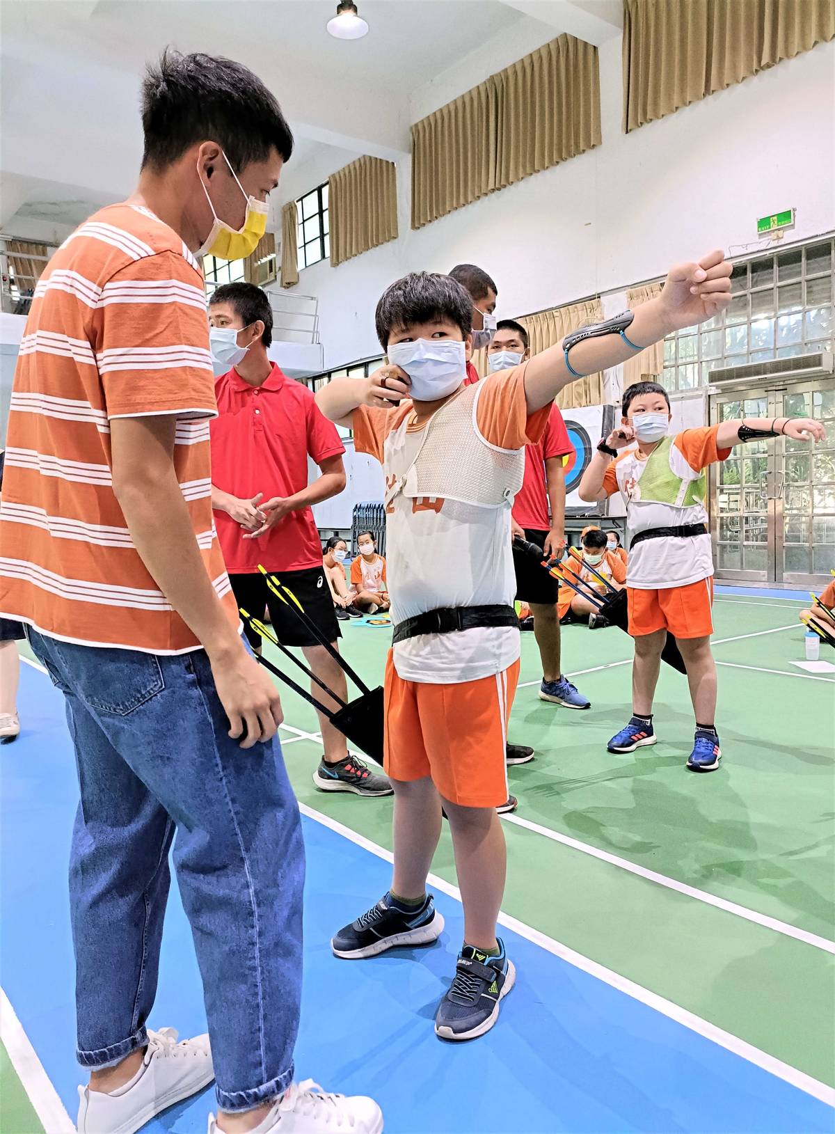 湯智鈞帶領學生一起體驗射箭活動