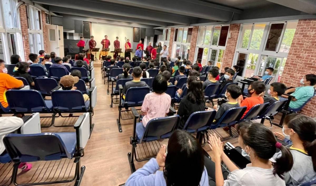 和平國小讓更多偏鄉及弱勢的孩子沉浸在音樂的殿堂裡，使藝術教育普及深耕