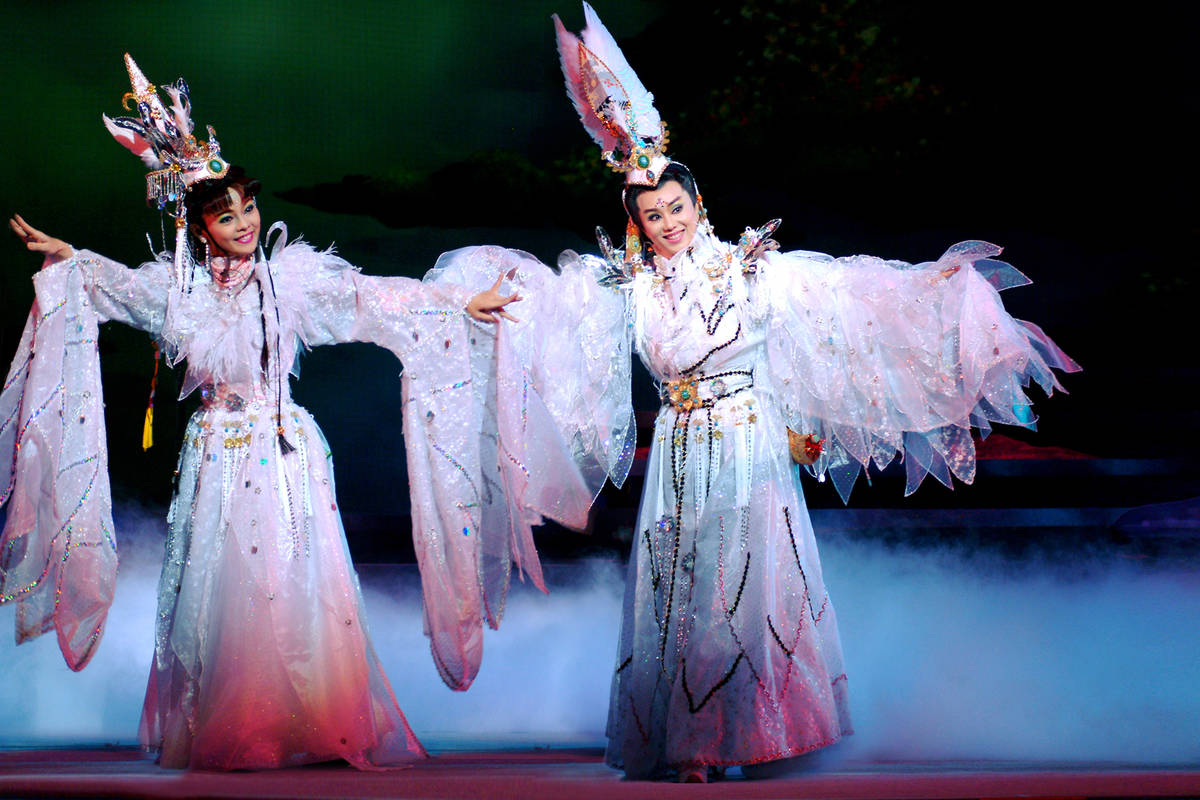 2021明華園《韓湘子》ˍ(左至右)鶴兒(鄭雅升飾)、鶴童(孫翠鳳飾) 2004年首演劇照