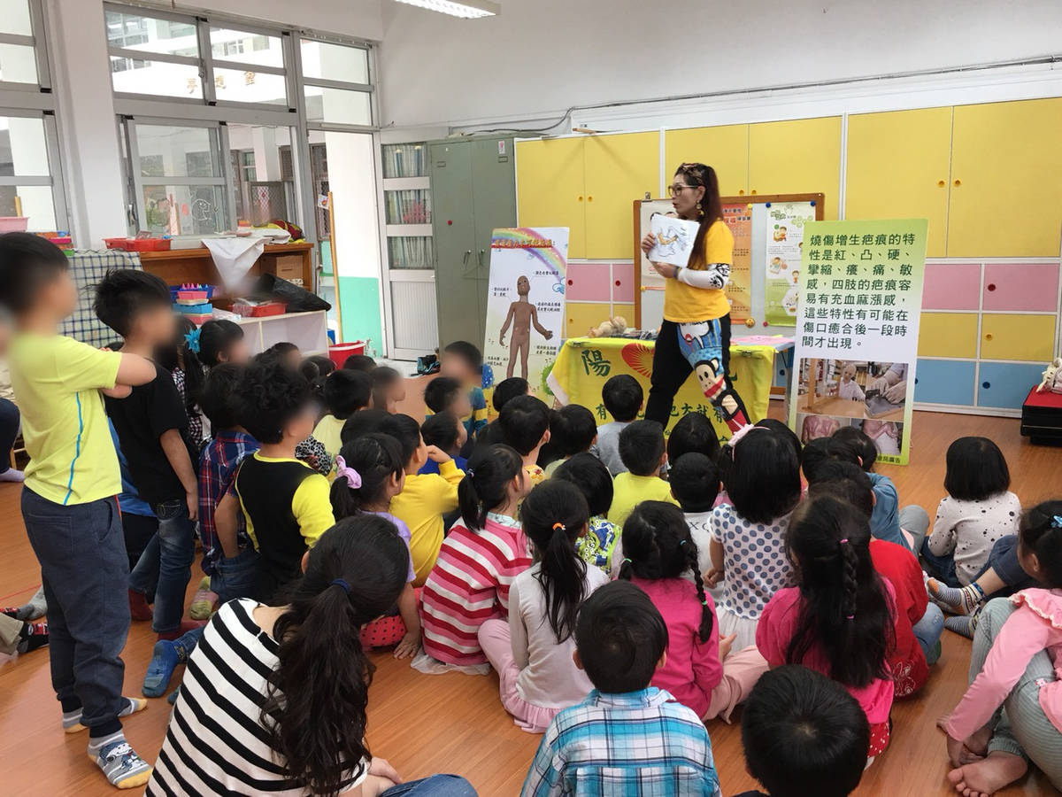 陽光基金會前進校園進行就學宣導，助燒傷顏損孩子快樂成長