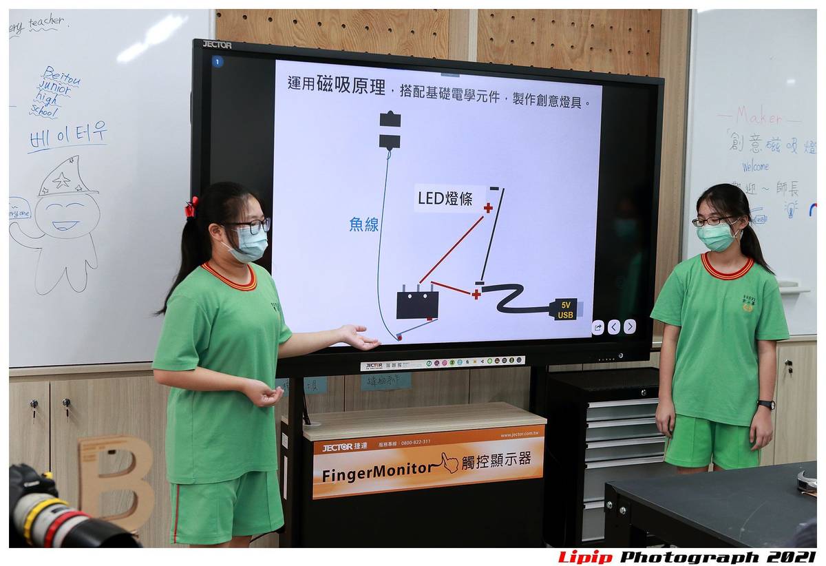 學生說明磁吸燈製作原理