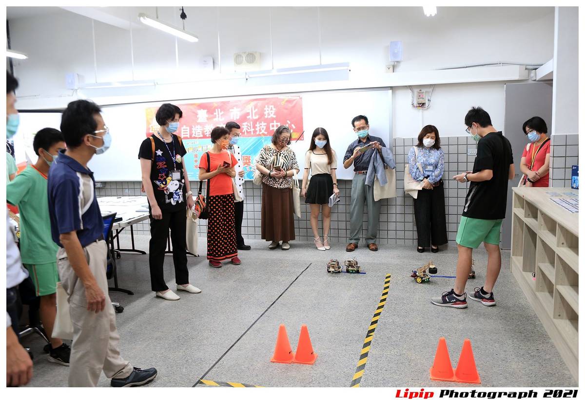 同學示範智慧小車闖關遊戲