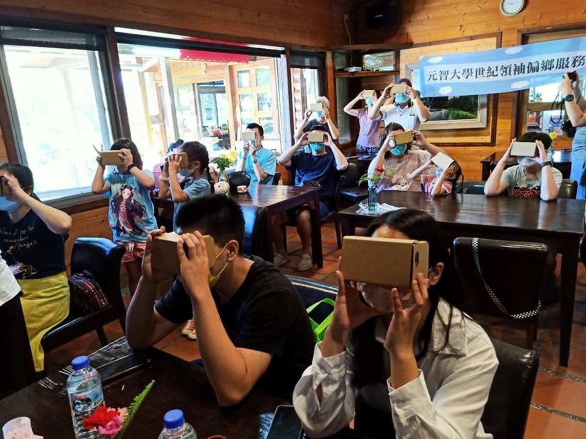 元智大學帶領偏鄉長輩與學童進行VR體驗(元智大學提供)