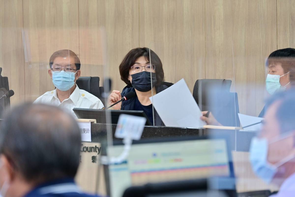 臺東縣長饒慶鈴今(13)日中午緊急召開土石流災害應變中心會議，經安全考量宣布全縣下午停班停課。
