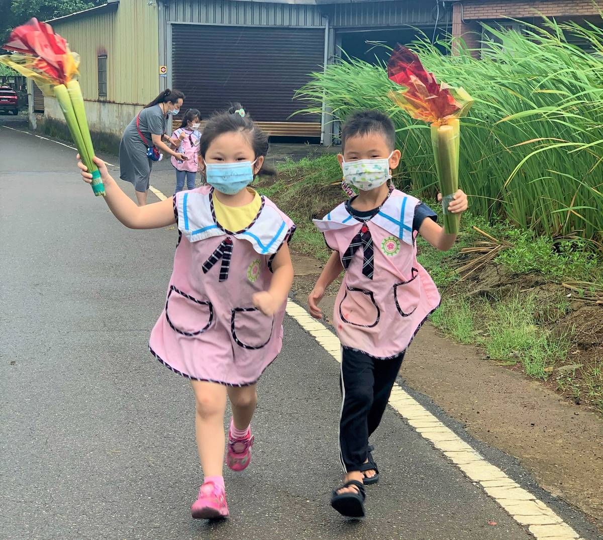 110全運會在新北，三芝幼兒園採筊白筍當火炬傳遞聖火