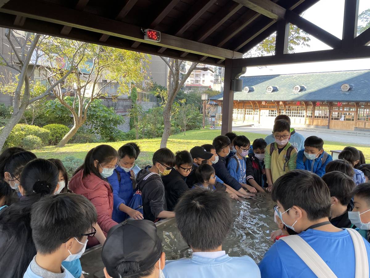 逸仙國小「琴書木染北投趣」帶領學生走出戶外，體驗手湯