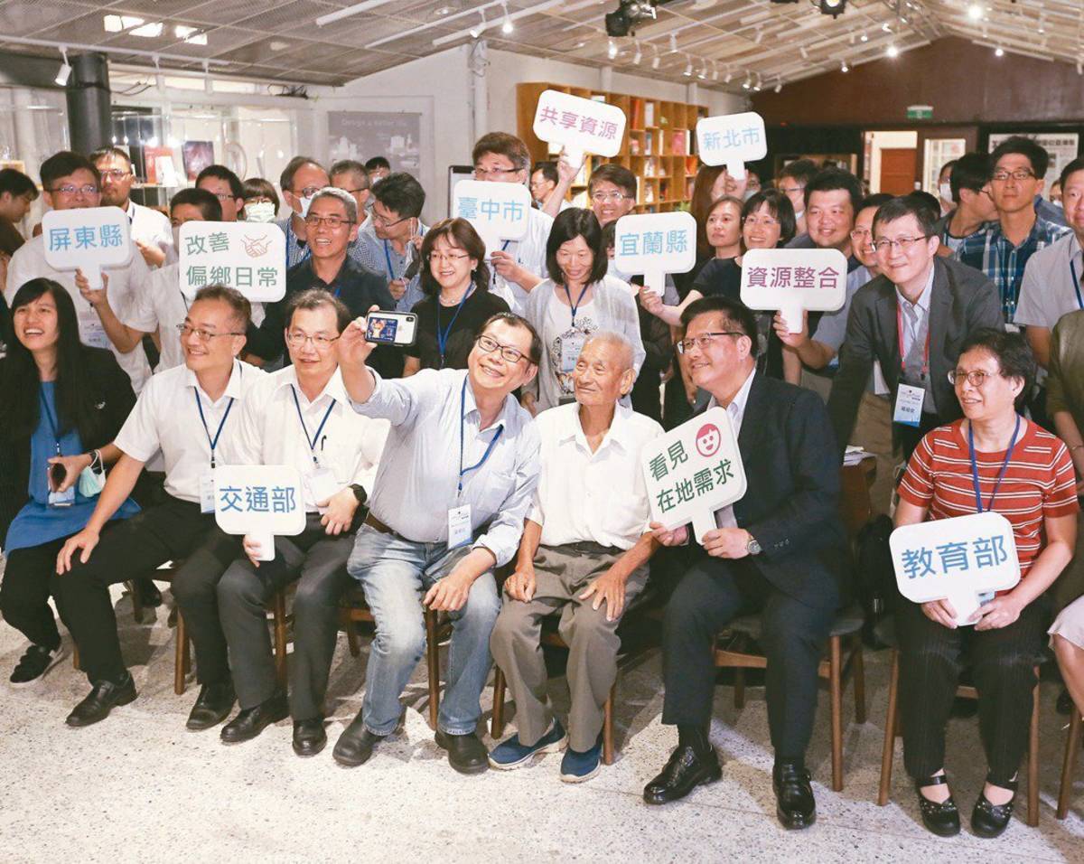 「移動翻轉偏鄉跨界工作坊」透過跨領域整合舉辦實體活動，期待促成對台灣的正向改變 (圖片由願景工程基金會提供)