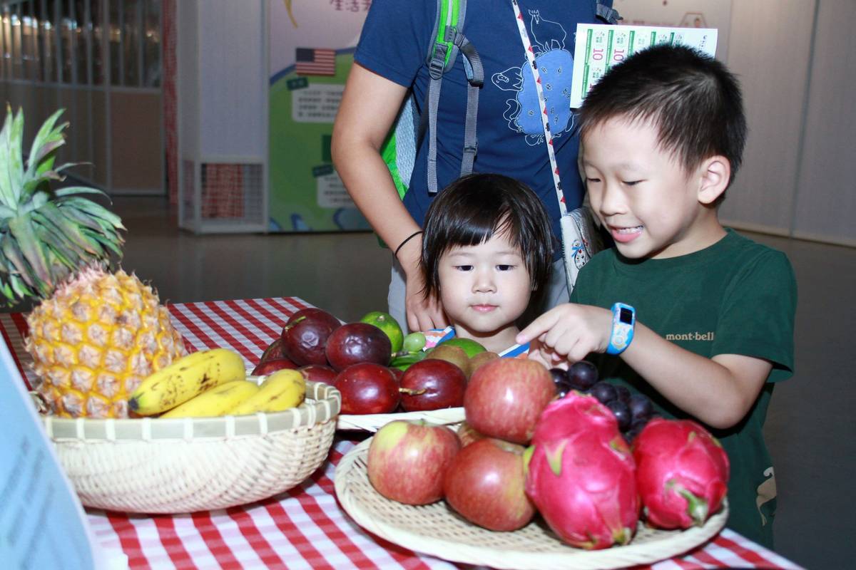 明日餐桌好食市集，由夥伴攤位設置水果藏寶圖，帶領孩子了解水果產地及生長過程，讓飲食教育向下紮根 (圖片由願景工程基金會提供)