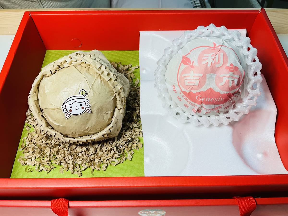 利用稻草、PLA(聚乳酸)、甲殼素等作成的包材（左），與一般塑料包材相較更為環保
