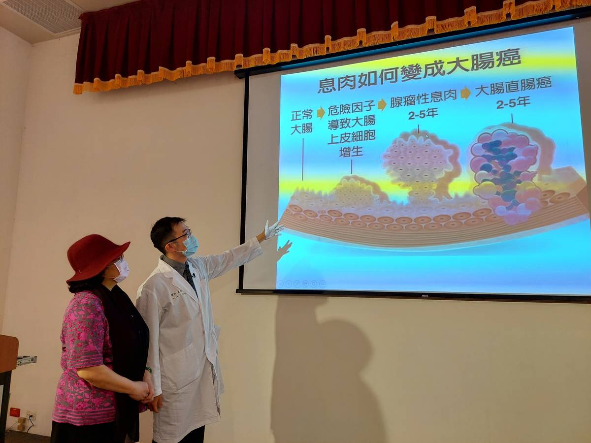 消化系主治醫師張安迪與63歲陳女士合影