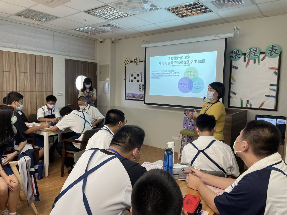 台北市開南高中107學年度成立第一屆照顧服務科，圖為今年度高一學生至校內即將落成的日間照顧中心見習。
