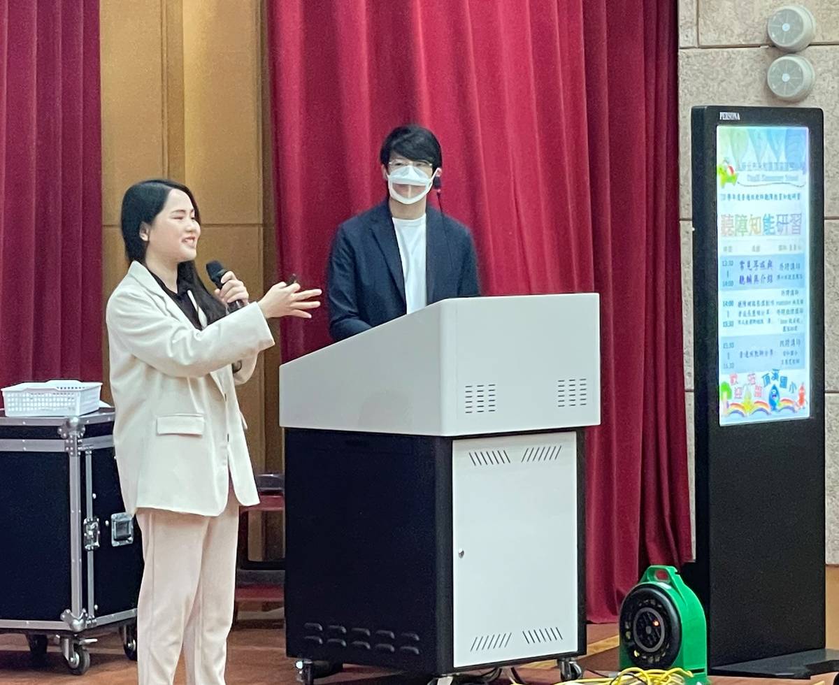 新北巿教育局邀請傑出聽障人士網紅YouTuber「Anne欸安妮」林旻臻分享成長歷程