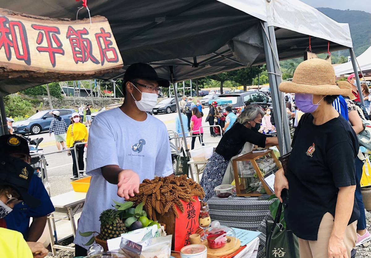 太麻里商圈協會配合「藍皮解憂號」觀光列車和五倍券熱潮，推出「解憂市集」。