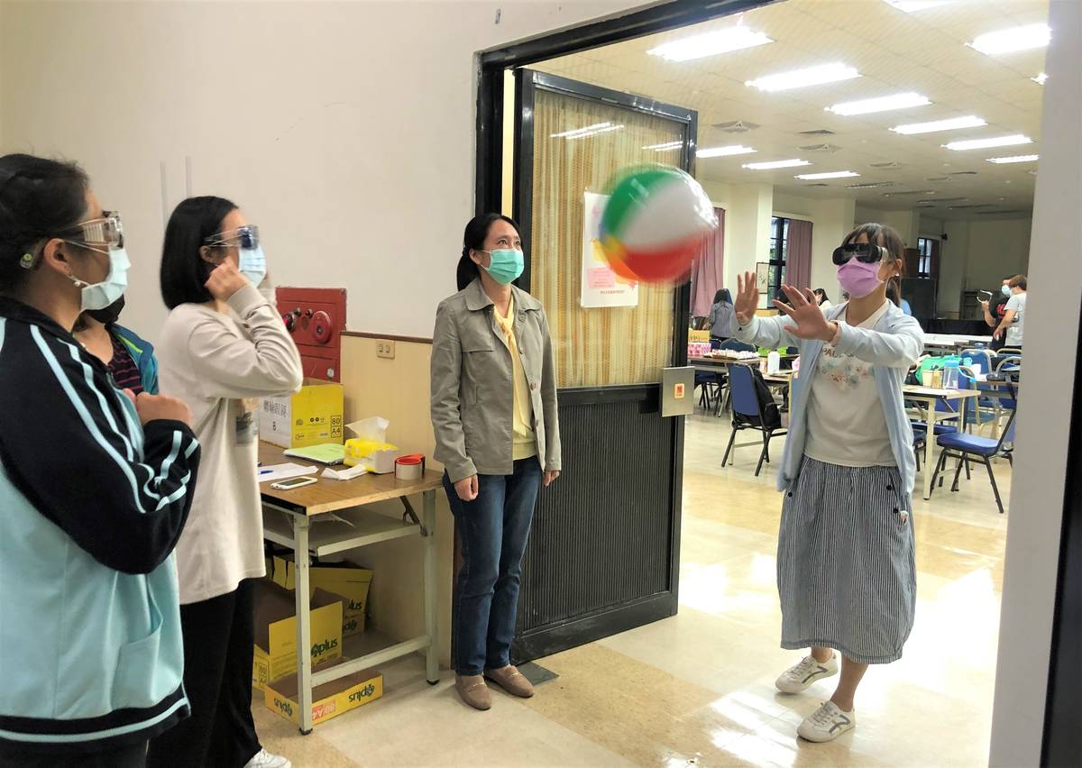 研習老師們戴著視障模擬眼鏡體驗體育活動