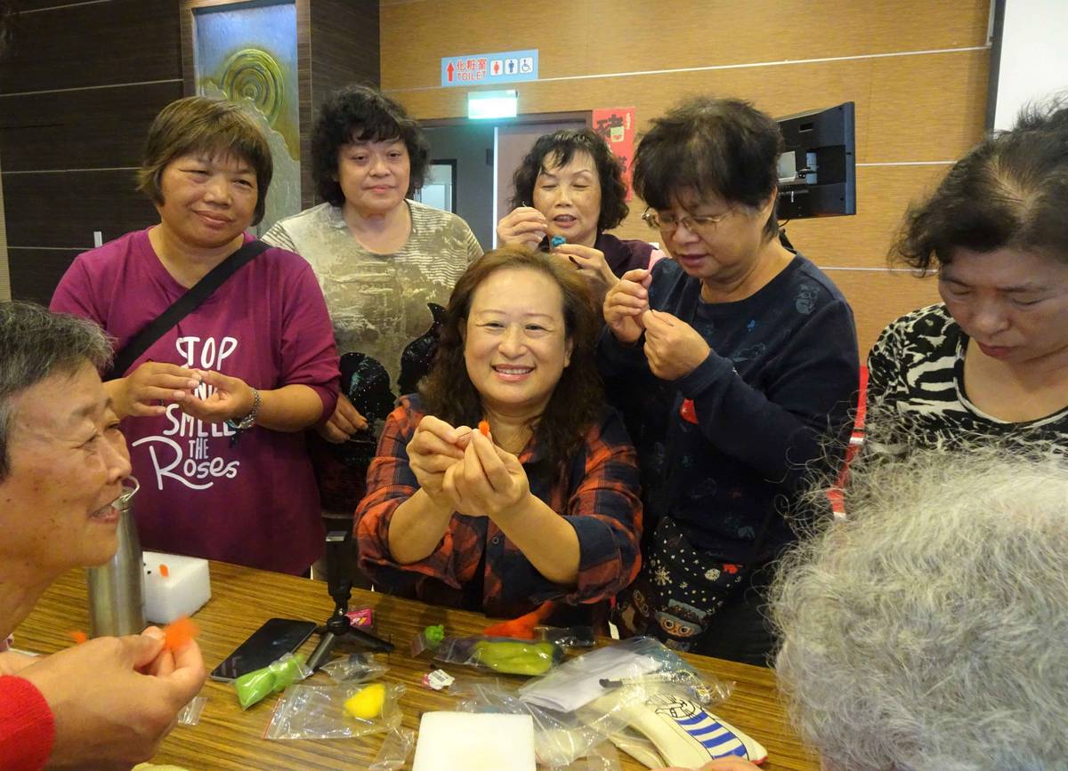 李梅芳老師(中)的羊毛氈課程深受樂齡長者喜愛(資料照)