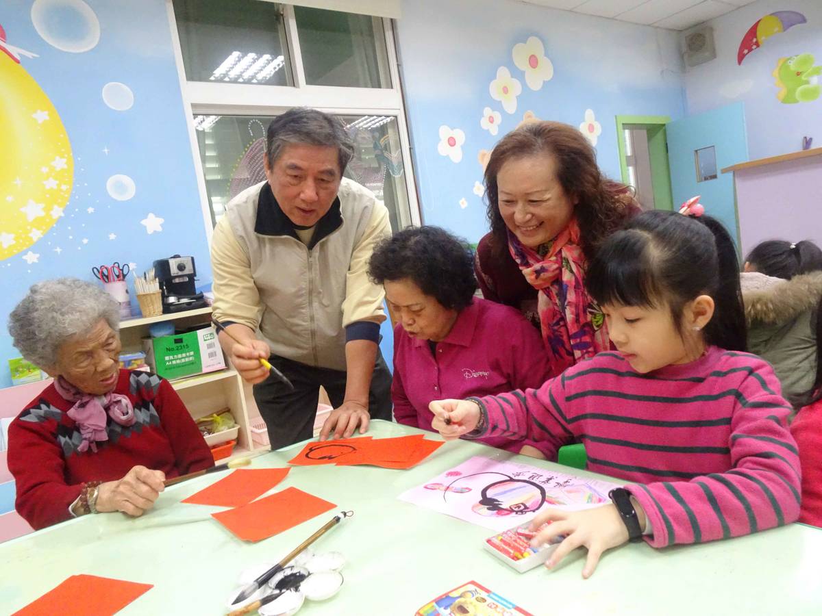 李梅芳老師(右2)辦理代間歲末揮毫活動(資料照)