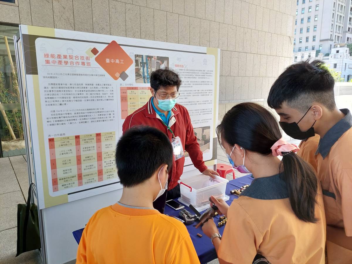 「臺中市技職秀起來」展示攤位
