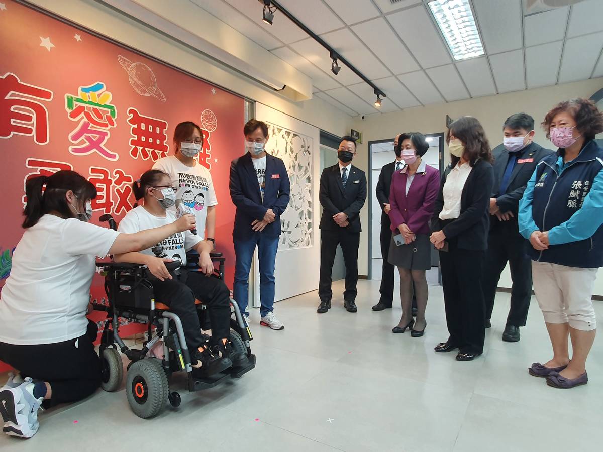 明倫工坊青年婷婷為貴賓進行環境導覽介紹
