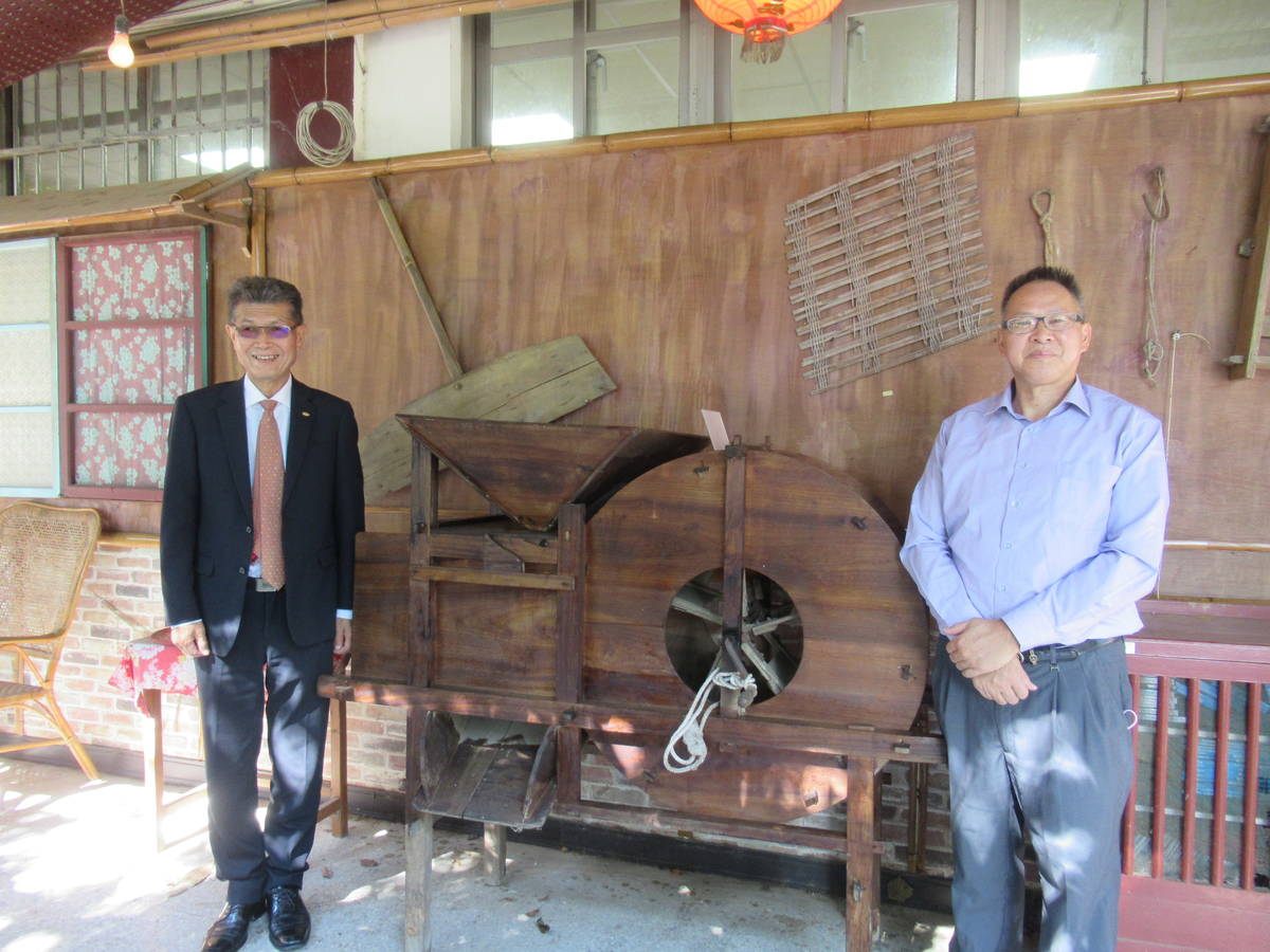 在社區在地企業的協助下，瑞原國中校內充滿濃厚的客家風，右為校長徐達海，左為桃園市市政顧問徐明恩