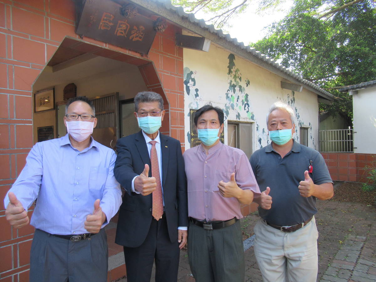 瑞原國中的涵客居保存許多在地仕紳捐贈的客家文物，左到右為徐達海校長、徐明恩顧問、古永智主任、徐永鋒主任。
