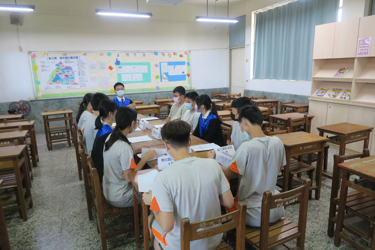 成功高中學生進行模擬法庭(圖片來源：彰化地院提供)