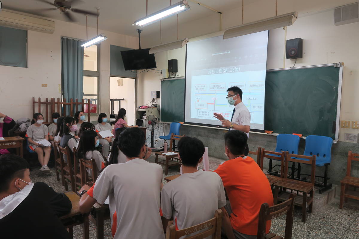 吳永梁法官到彰化成功高中介紹國民法官制度(圖片來源：彰化地院提供)