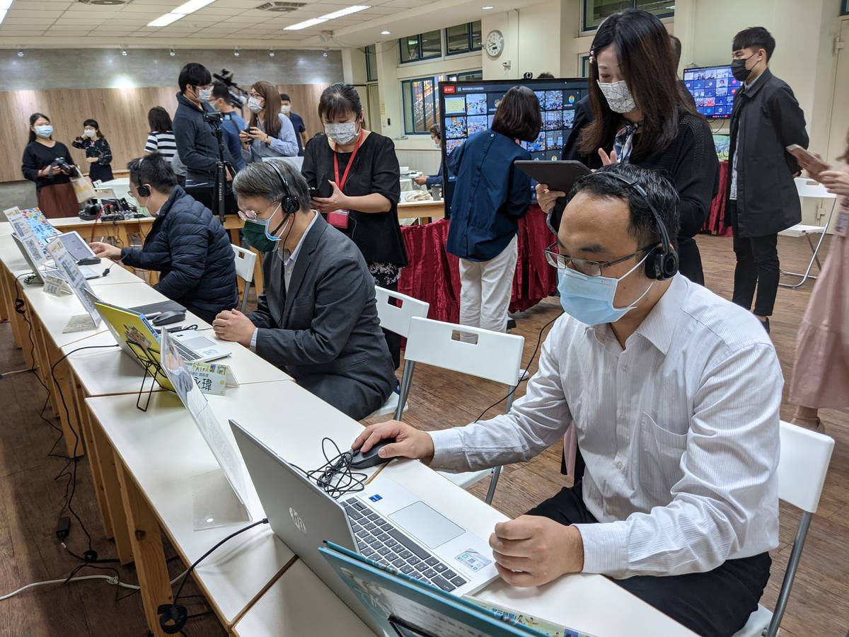 與會貴賓上線與小朋以一起互動答題