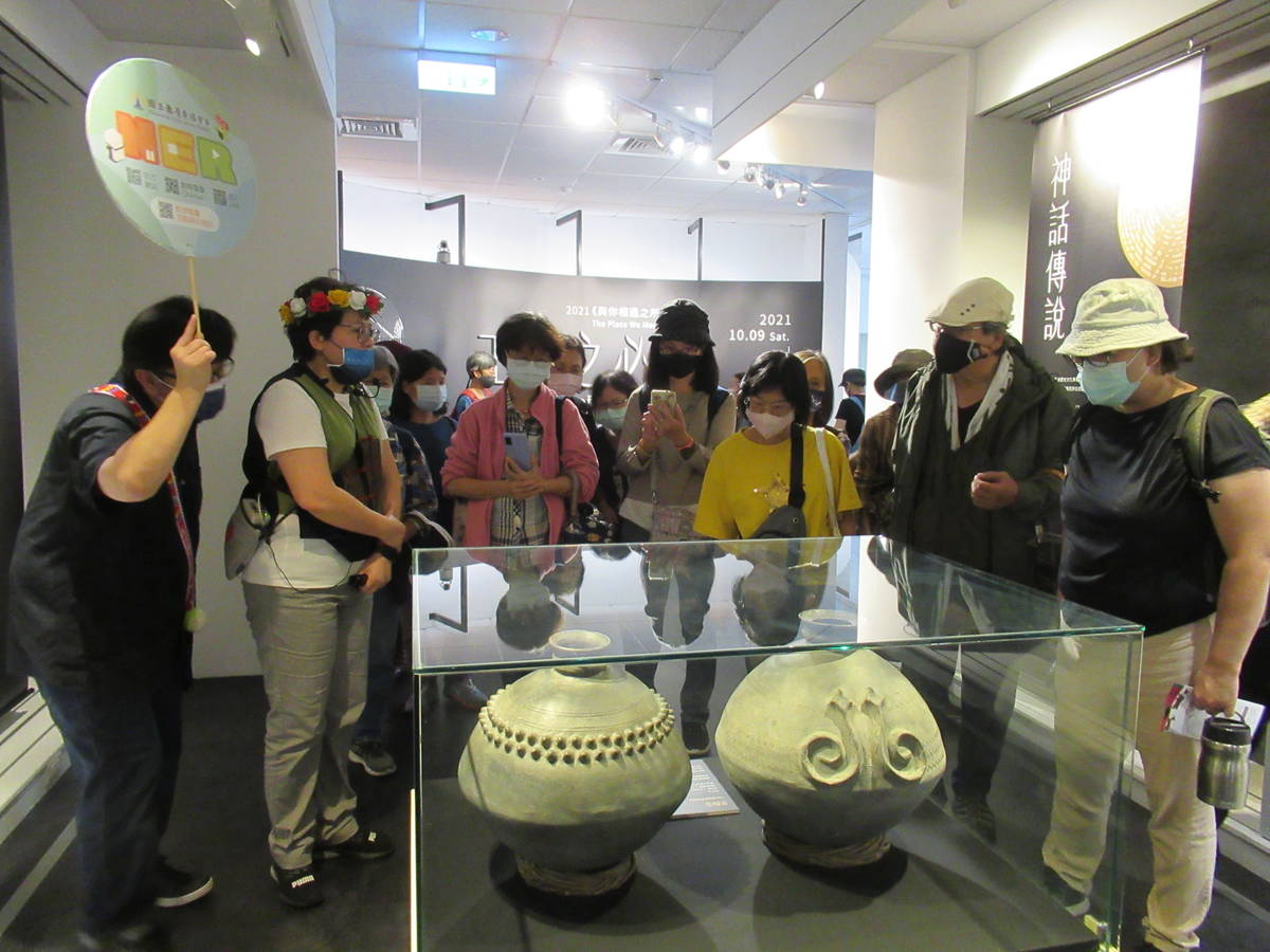 參觀凱達格蘭文化館內的精彩展覽「工藝之必要」，導覽老師舞賽古拉斯介紹排灣族黑陶壺。