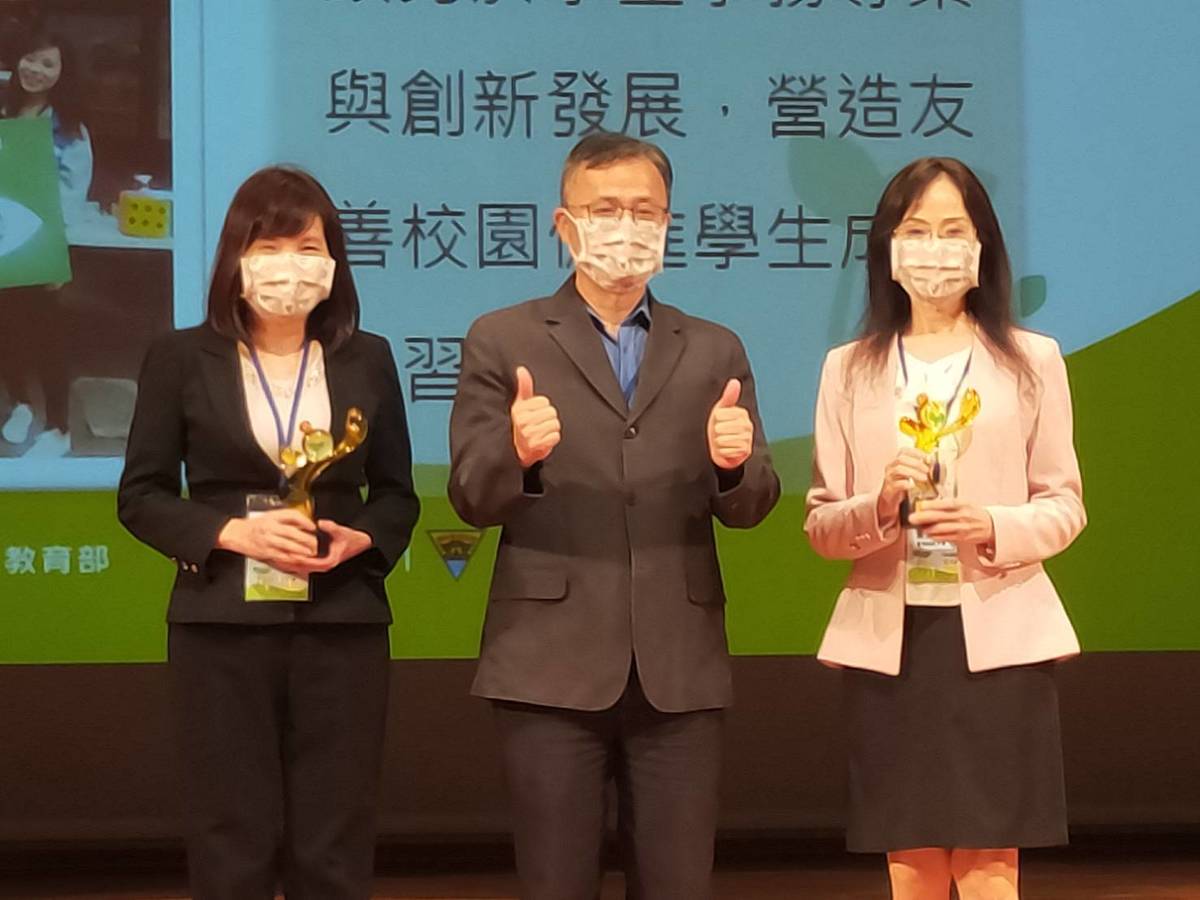 友善校園頒獎，特殊貢獻人員國立台灣大學沈瓊桃教授(左起)、教育部學務司司長吳林輝與臺師大劉若蘭主任合影(教育部提供)