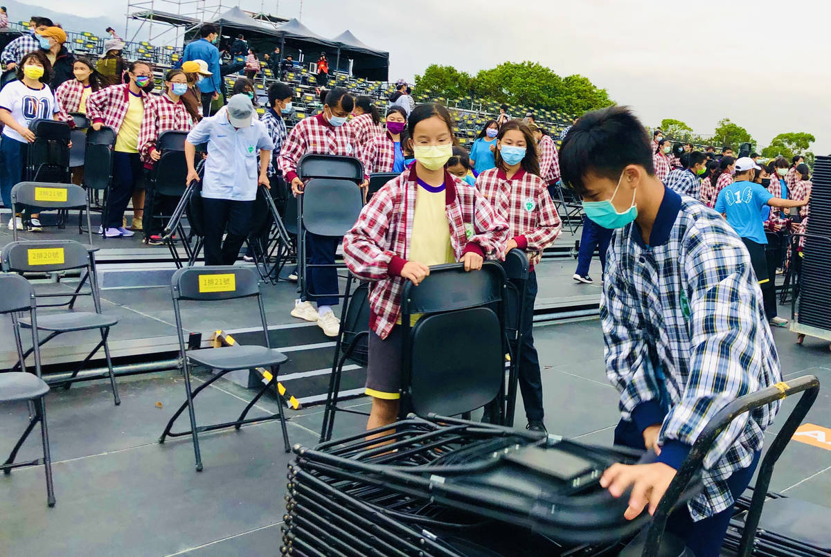 池上國中學生九年來持續擔任秋收藝術節志工，每個人都很盡心盡力的付出。
