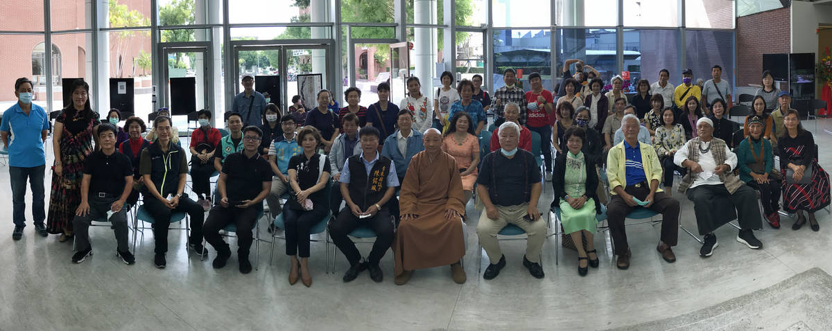 臺東縣大自然油畫協會今年第三度會員聯展，開幕式之後與會人士合影留念。