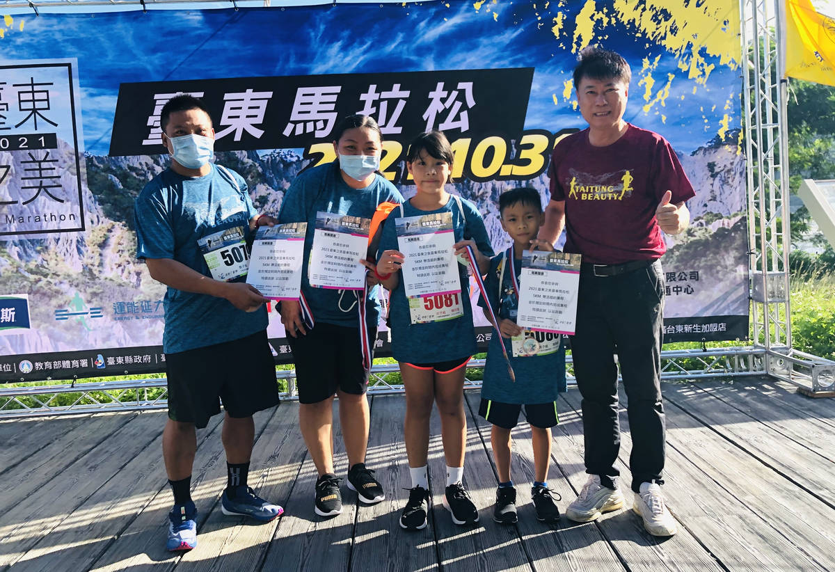 新生國小足球隊陳勇叡全家參加馬拉松，他是全家跑最快的，開心的與體育會理事長陳銘風合影。