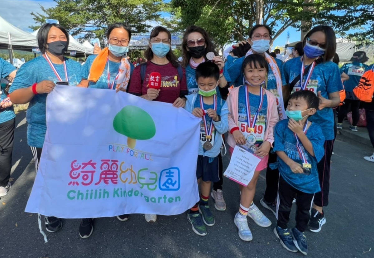 綺麗幼兒園主任侯郁盈帶著師生一起參與活動