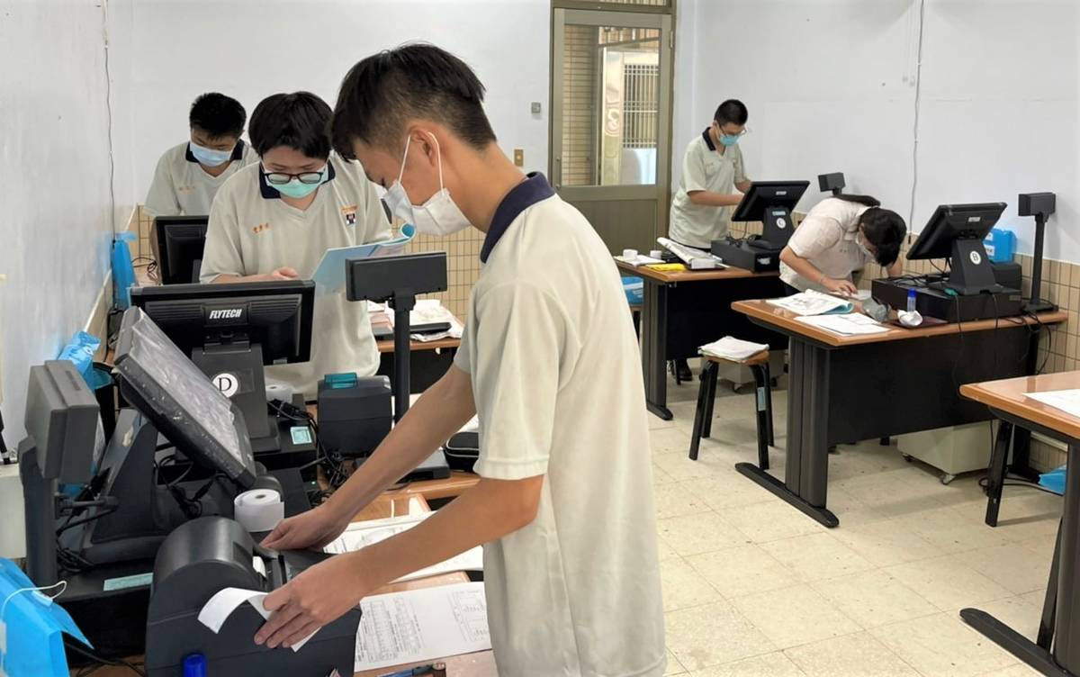 淡水商工特教班學生加強練習門市考照術科收銀機操作