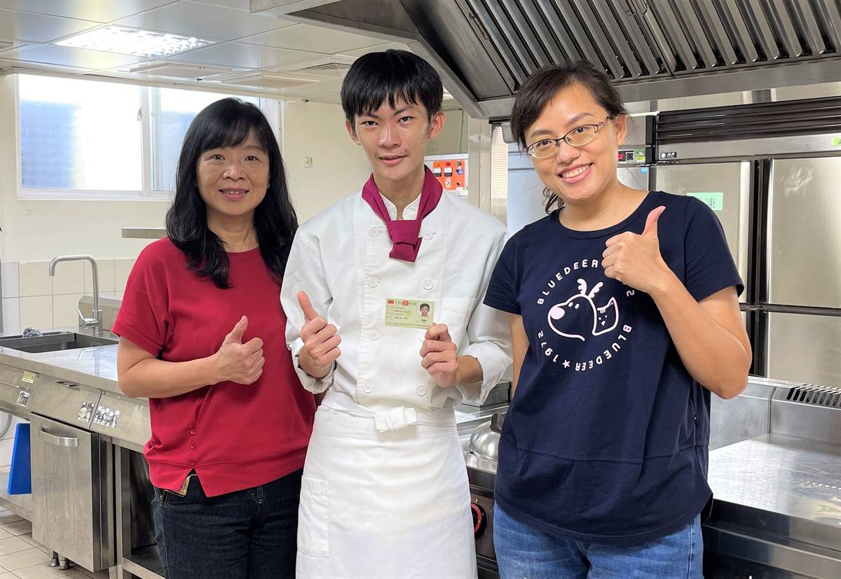 淡水工商老師合力協助訓練學生取得證照(右起為曾柔芳老師、李健誌同學、餐飲科許明儀老師)