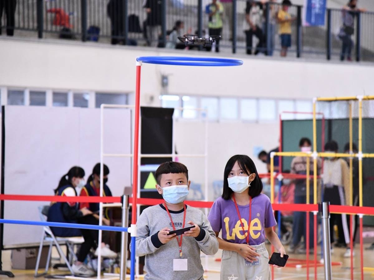 學童操作無人機