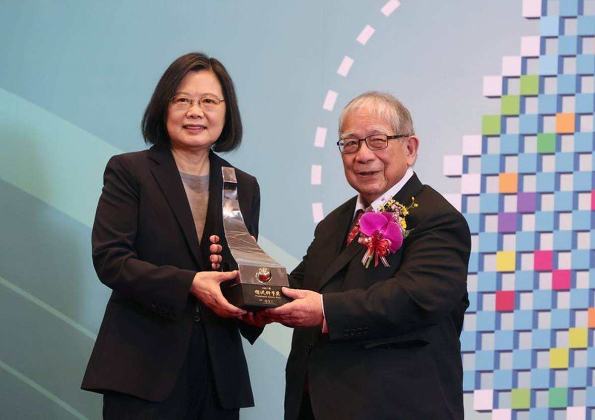蔡英文總統(左)頒發總統科學獎給中央研究院陳長謙院士(總統府提供)