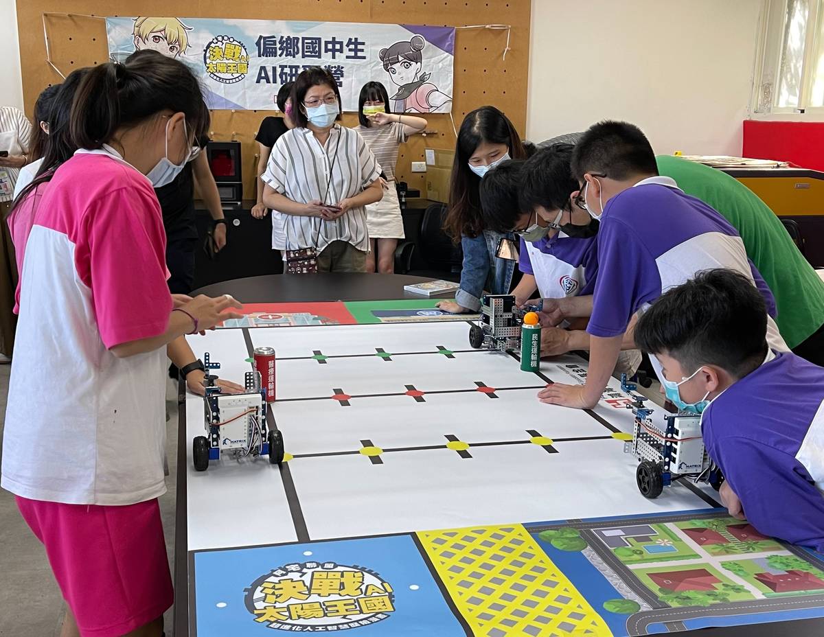 研習課程以鴻海教育基金會今年出版的《阿宅聯盟：決戰AI太陽王國》漫畫為前導教材，融入AI相關科技領域原理介紹