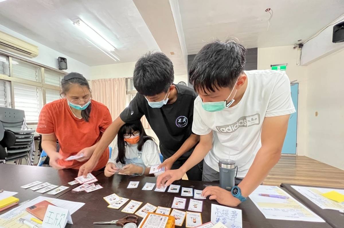 臺東家扶社工員帶領學生操作職涯牌卡，拼湊出對未來升學及就業的樣貌。