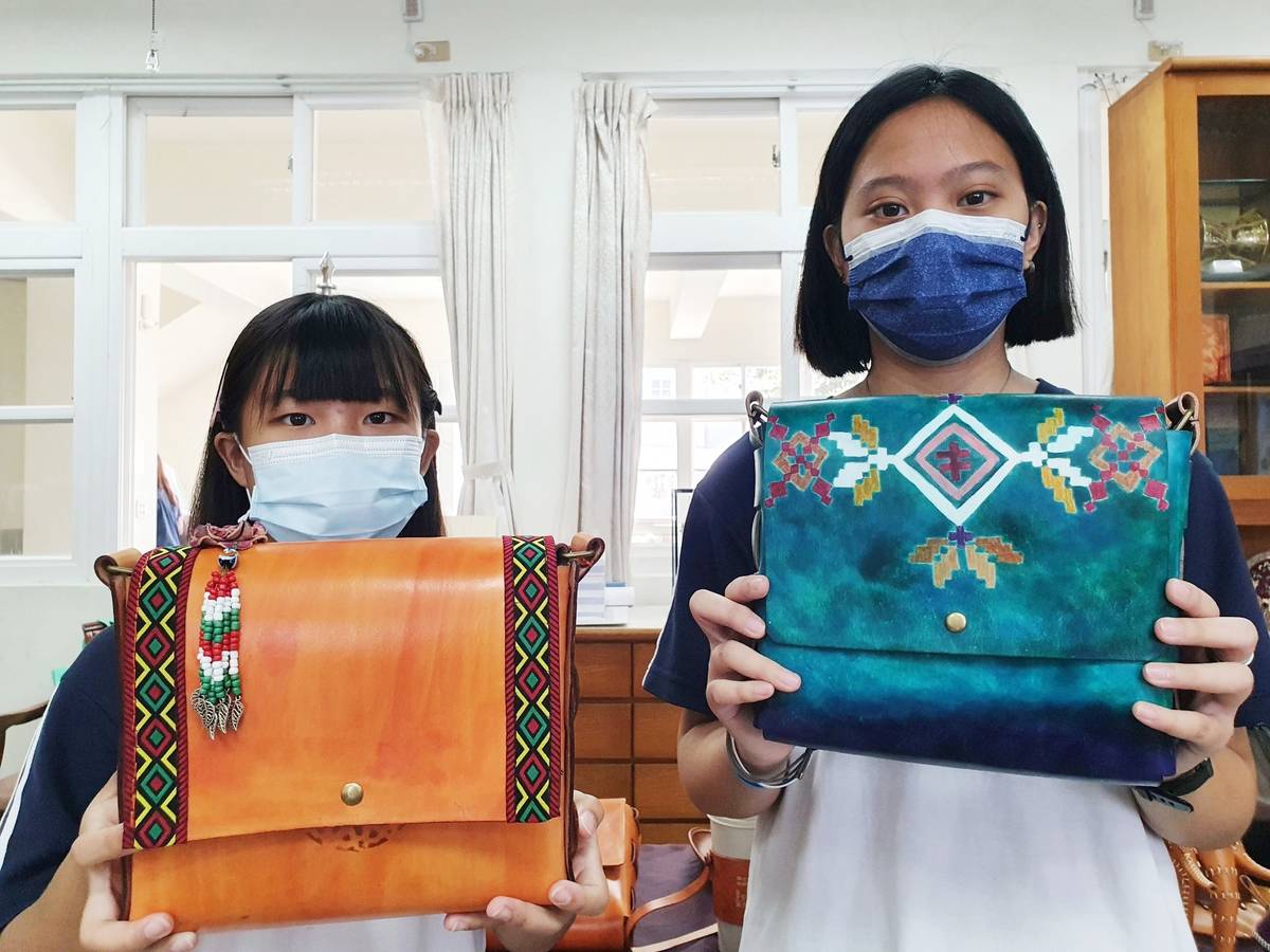 臺東專科學校畜保科原民生蔡旻穎(左)、陳姿羽(右)，結合自身族群文化元素創作出精美實用的皮革包。