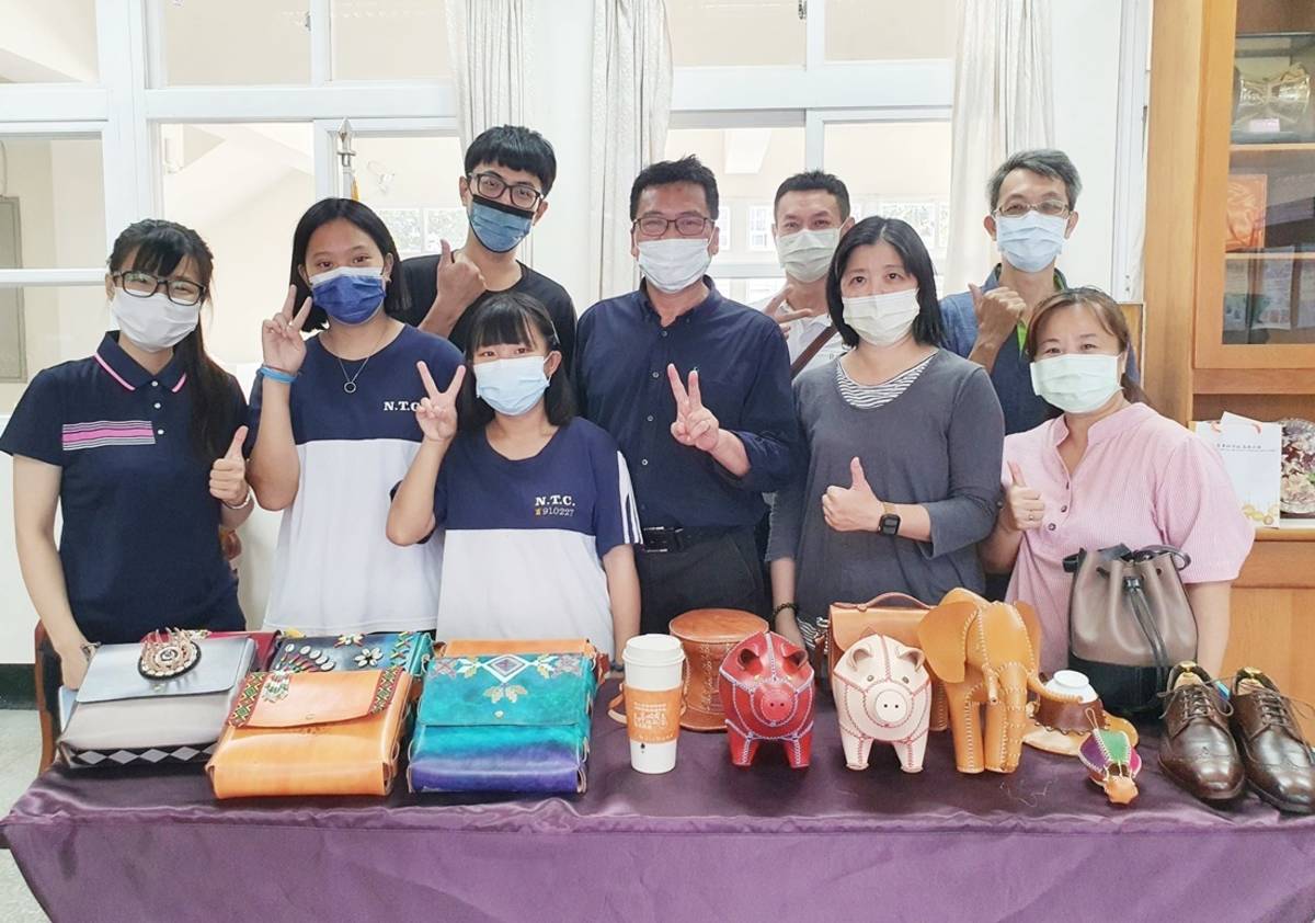 臺東專校畜產保健科辦理「提升原住民學生皮革工藝專業技能研習」，引導學生創作屬於自己部落特色的皮革製品。