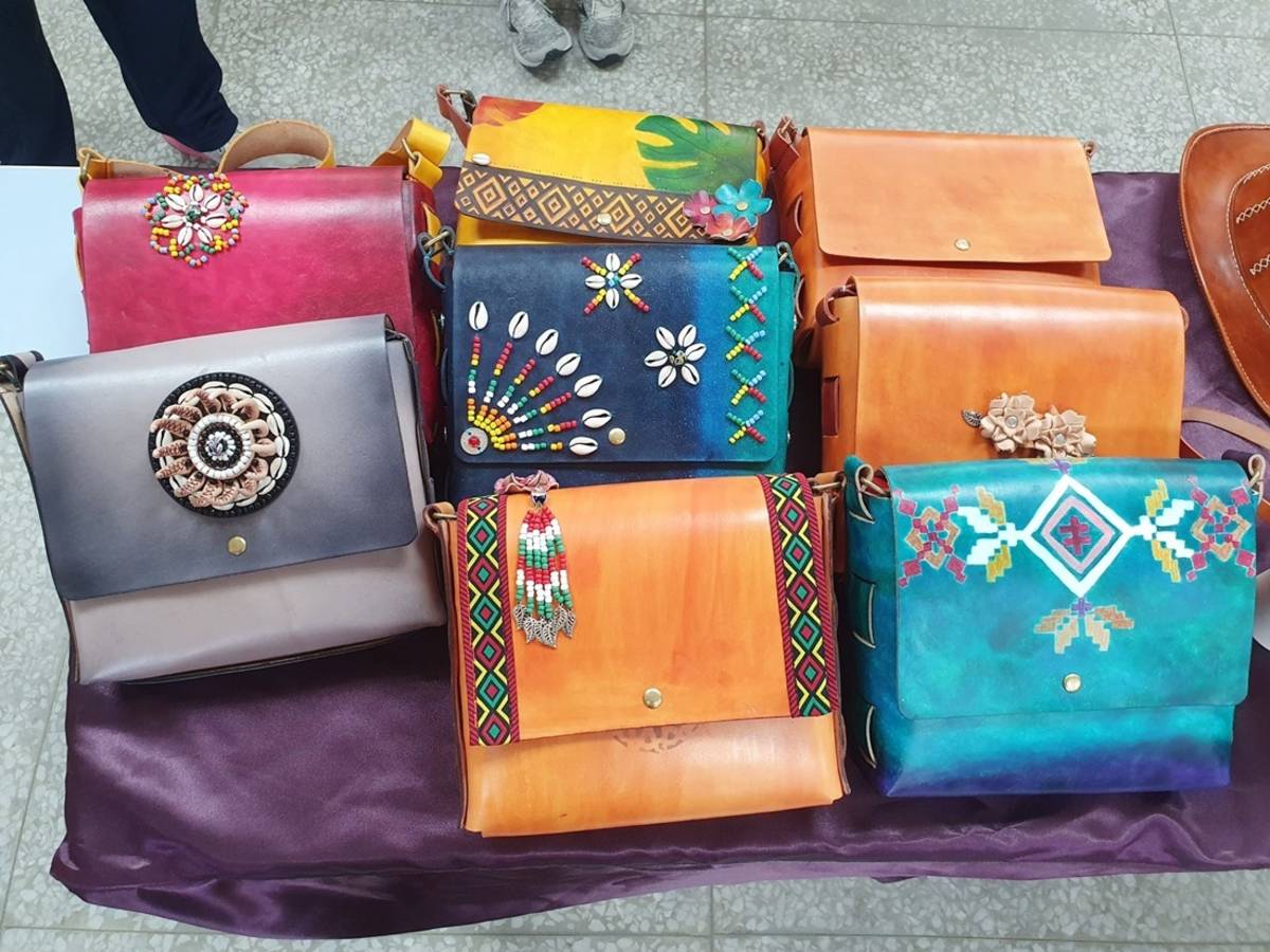 臺東專校畜產保健科辦理「提升原住民學生皮革工藝專業技能研習」，引導學生創作屬於自己部落特色的皮革製品。