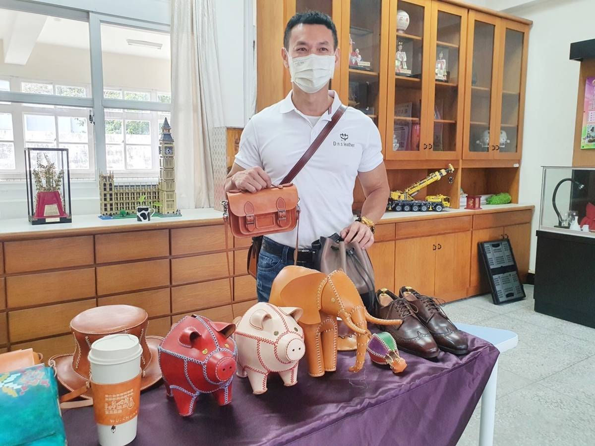 臺東專校校友、丹尼皮革坊負責人洪成，經常深入社區、校園推廣技藝，此次受母校邀請擔任講師。